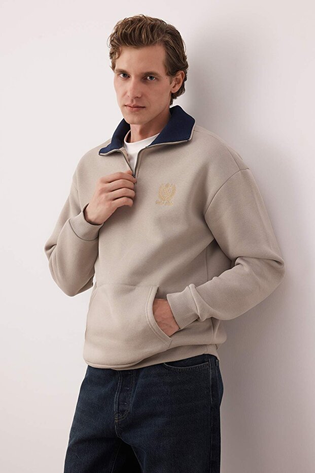 Gri Oversize Dik Yaka Fermuarlı İçi Polarlı/Sıcak Tutan Nakışlı Sweatshirt TMNAW25SW00081 - 1