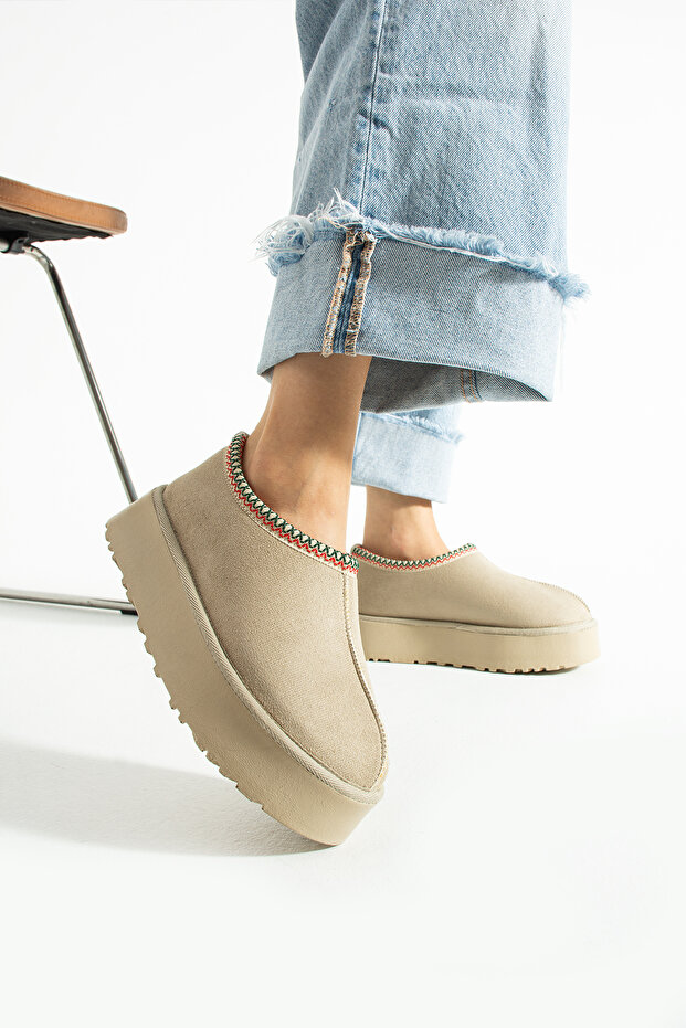 حذاء نصف بوت من جلد الغزال البيج مع نعل سميك من الصوف - 1