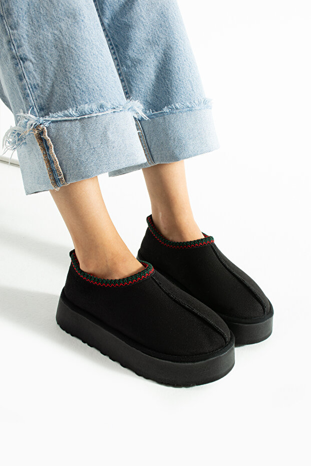 Černé semišové polobotky s vlněnou podšívkou a silnou podrážkou - 1