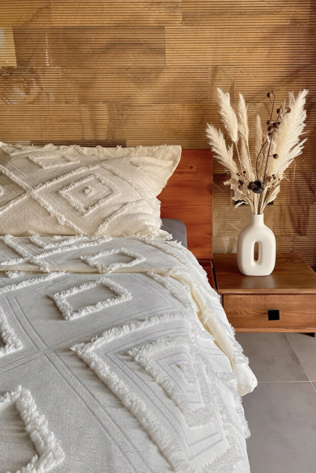 İskandinav Püsküllü Çİft Kişilik Yatak Örtüsü Ekru 240 x 250 ve 2 Adet Yastık - 1