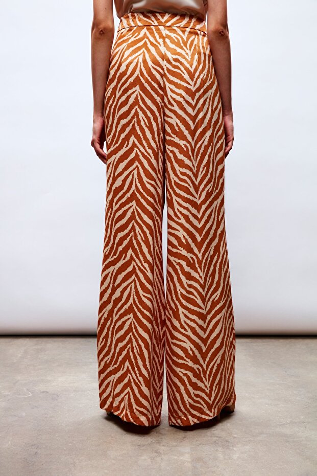 Zebra-gemusterte Satinhose – Kamel - 8