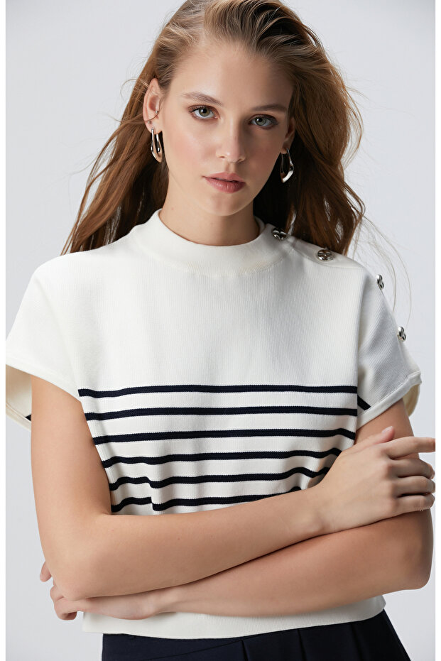 Beyaz Çizgili Kazak - 1