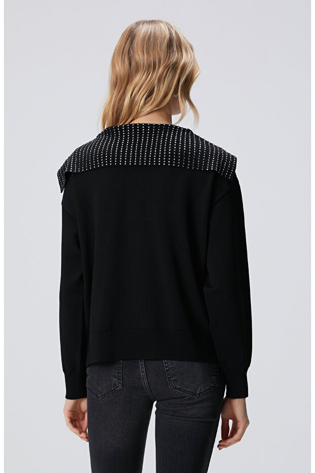 Siyah Yaka Taş Baskılı Triko Kazak - 5