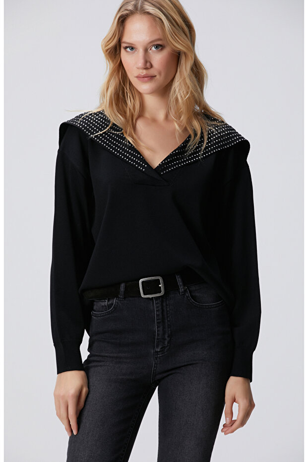 Siyah Yaka Taş Baskılı Triko Kazak - 1