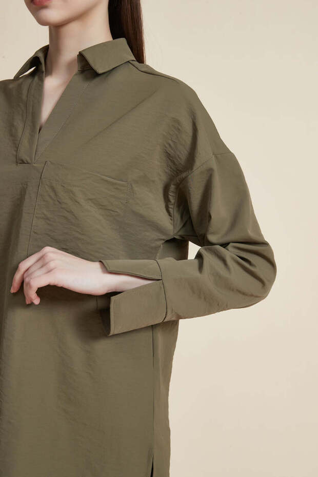 بلوزة سادة بطول الخصر وأكمام واسعة - 6