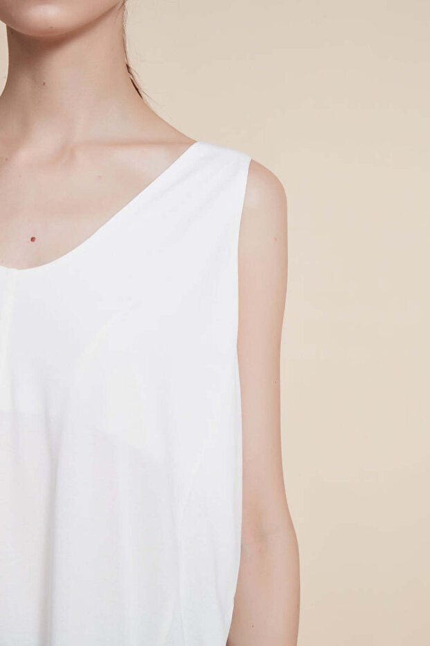 بلوزة سادة برقبة على شكل حرف V - 3