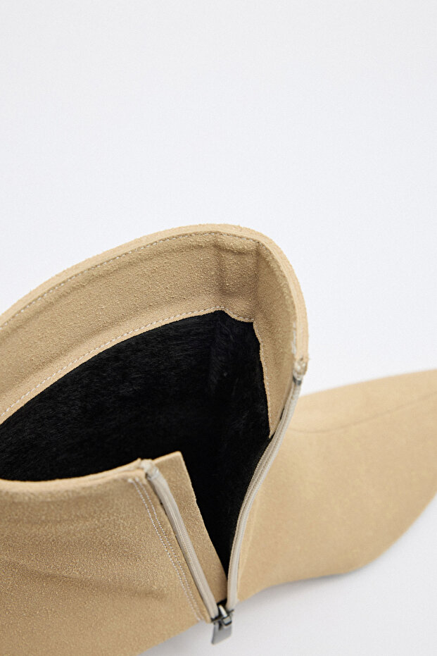 Bot 2514 - Sivri Burun Önden Dikişli Bej Süet Kadın Bot - 4