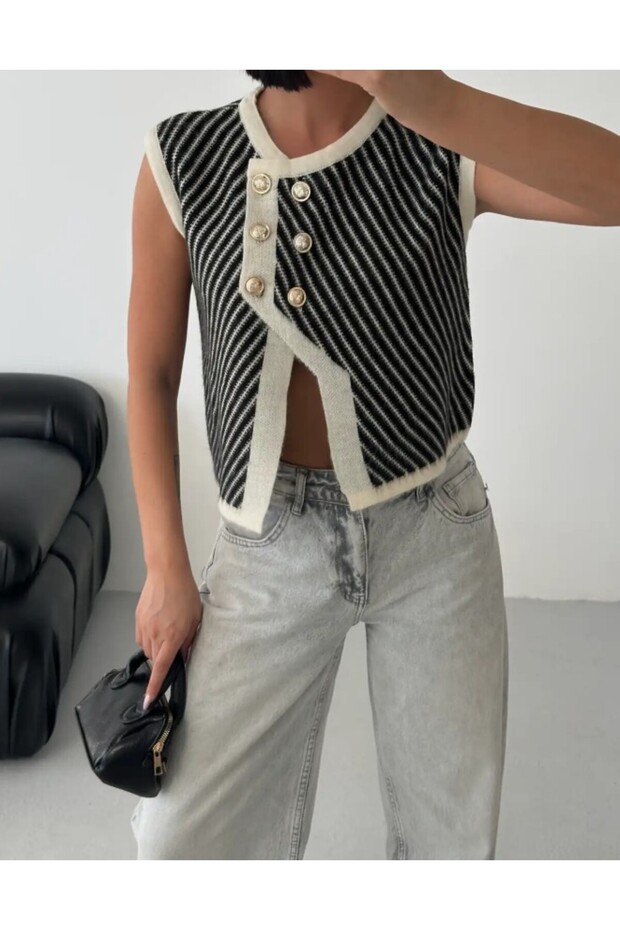 Knitted Buttoned Sweater - 4