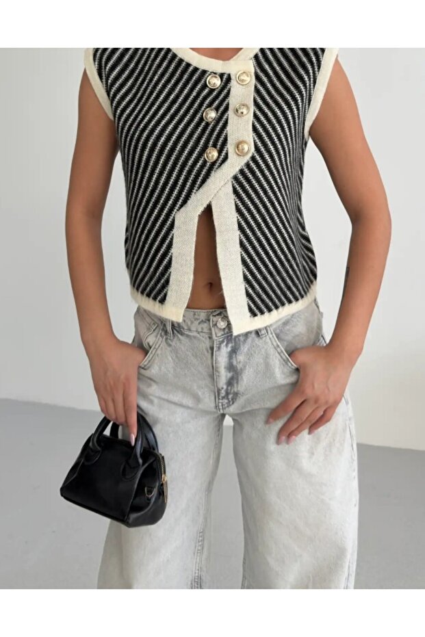 Knitted Buttoned Sweater - 3