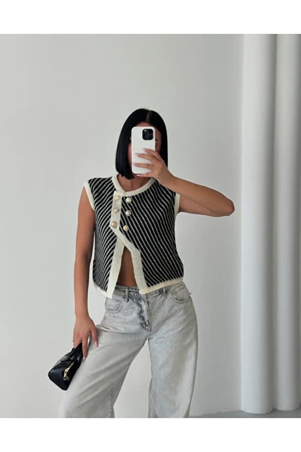 Knitted Buttoned Sweater - 5