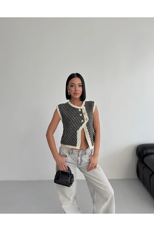 Knitted Buttoned Sweater - 6