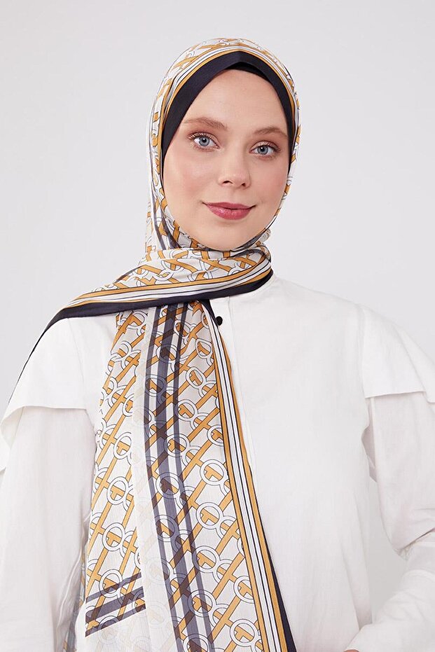 شال بنمط حلقي مخطط باللونين الأسود والذهبي