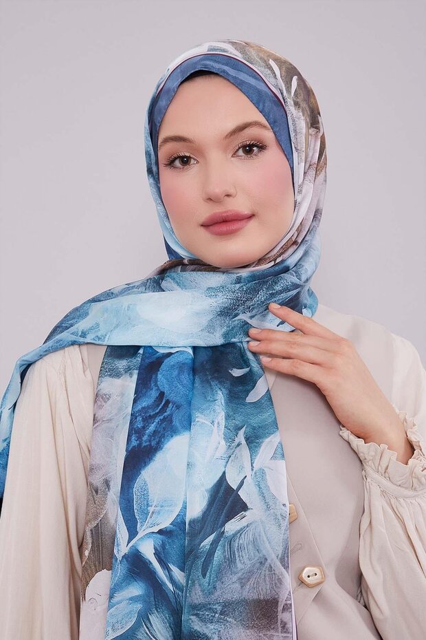 شال من الحرير الهندي بنمط أوراق الشجر المختلطة باللون الفيروزي - 2