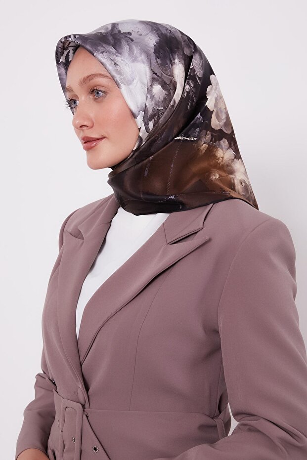وشاح حريري بنمط أرجواني أسود من سيرا