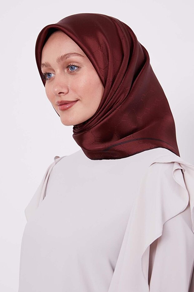 وشاح حريري بنمط مونوغرام منقوش باللون العنابي