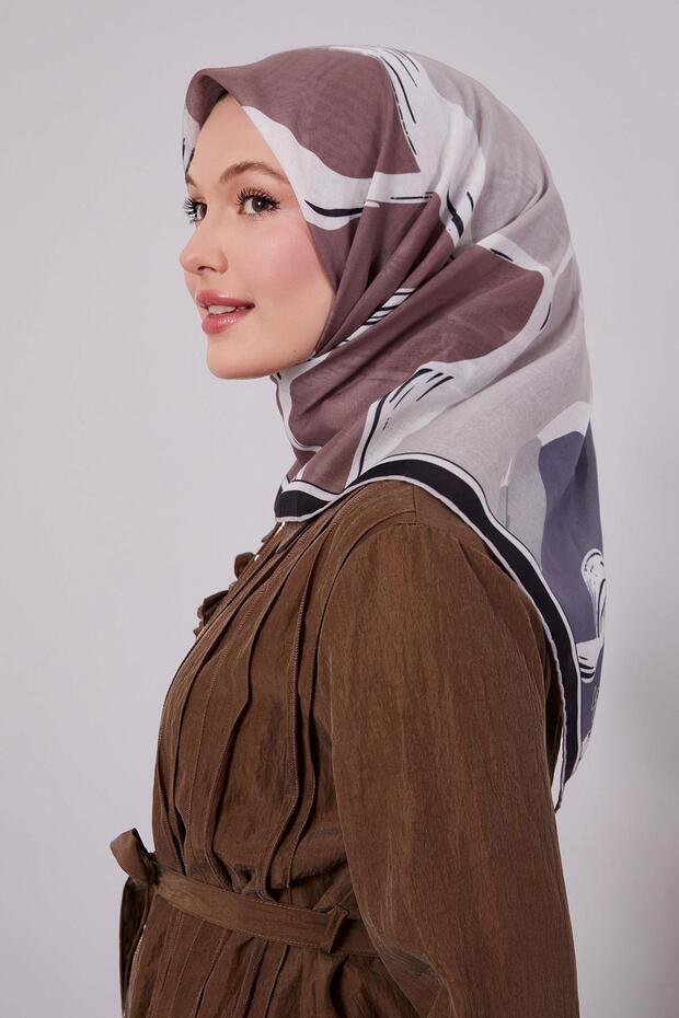 وشاح ناعم بنمط تجريدي باللون البني الحليبي - 1