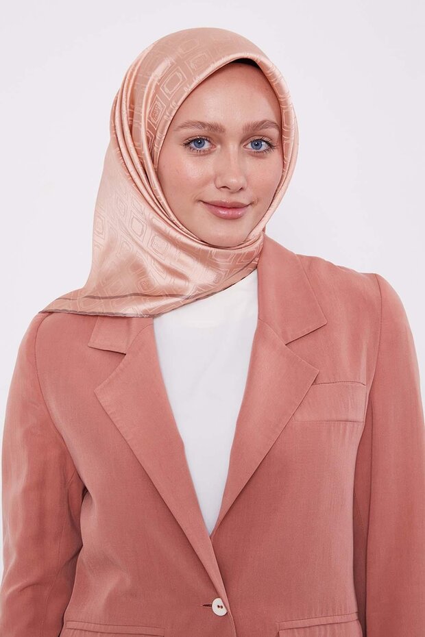 وشاح حريري بنمط مونوغرام على شكل حبات البقلاوة باللون الوردي - 2