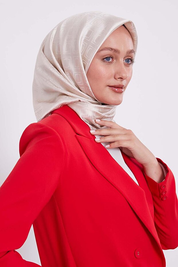 وشاح حريري بنقشة البقلاوة بلون الكريم - 2