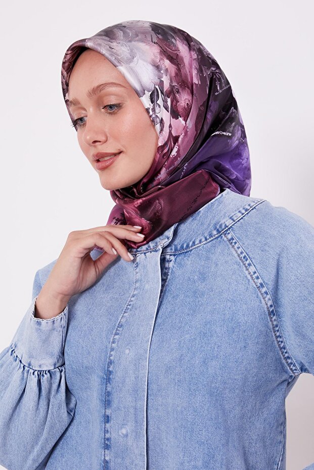 وشاح حريري بنمط أرجواني من سيرا