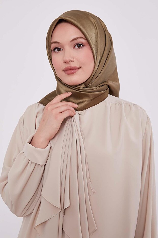 وشاح حريري بنمط مونوغرام منقط باللون الكاكي - 3