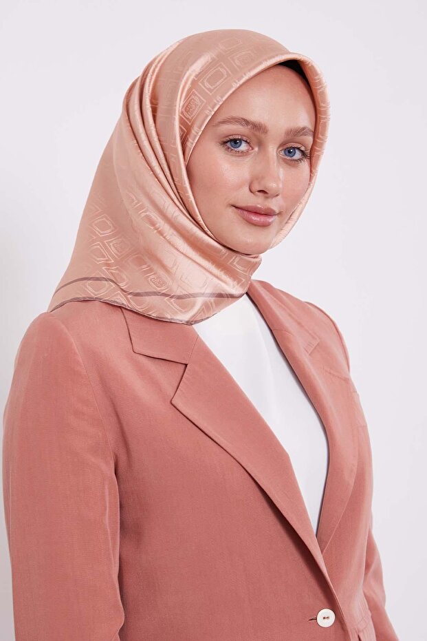 وشاح حريري بنمط مونوغرام على شكل حبات البقلاوة باللون الوردي - 3