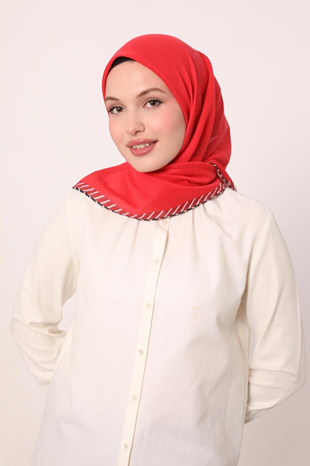 وشاح قطني مخطط باللون الأحمر