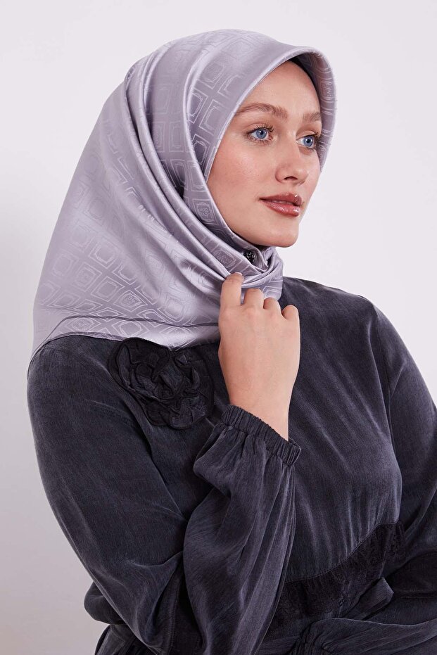 وشاح حريري بنمط فضي منقوش على شكل مونوغرام - 1