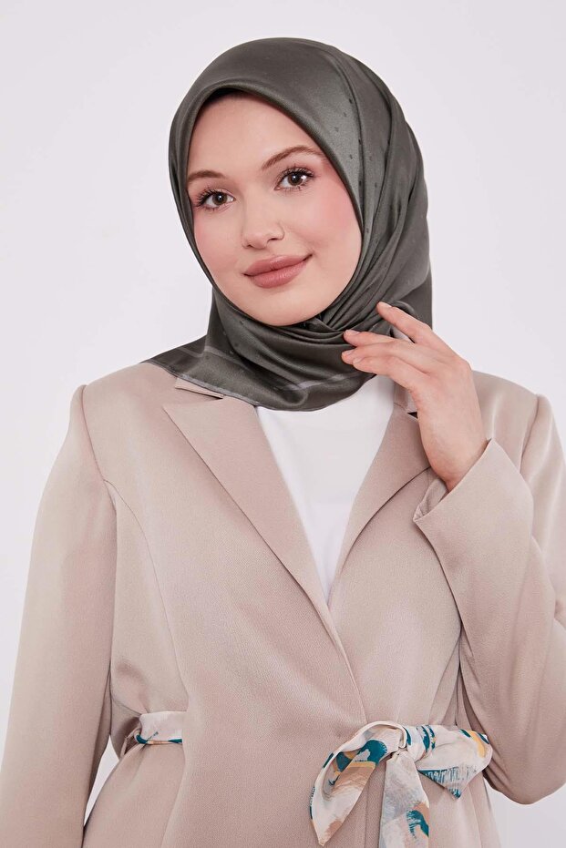 وشاح حريري بنمط مونوغرام منقط باللون الأخضر العشبي - 3