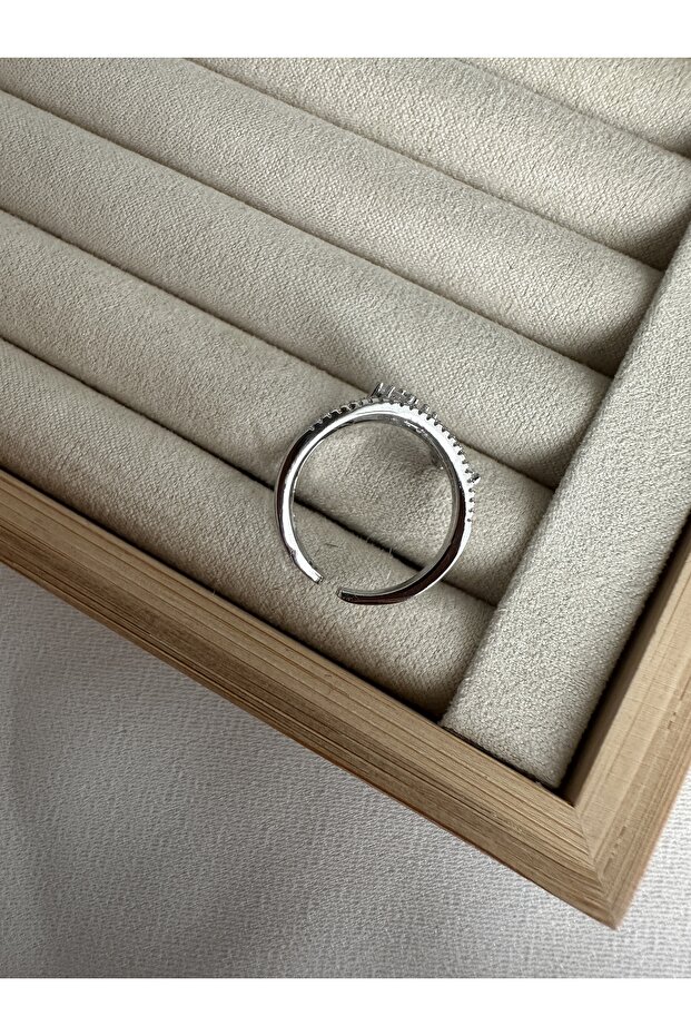 خاتم على شكل زهرة البرسيم من الحجر الفضي اللون - 3