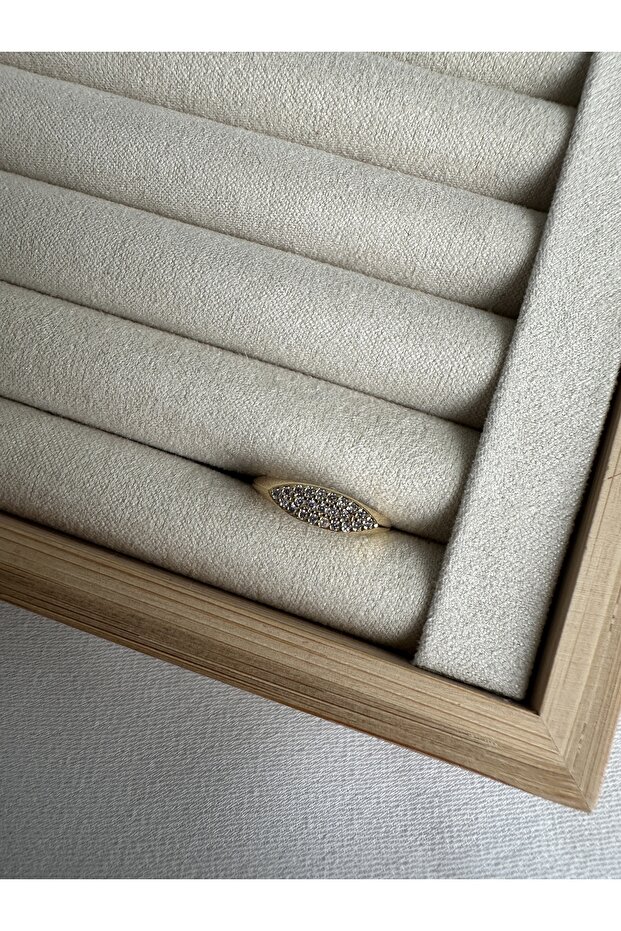 خاتم ذهبي مرصع بالأحجار الكريمة على شكل إصبع السبابة - 2