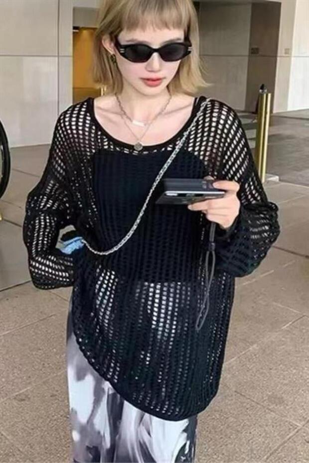 بلوزة سوداء شفافة بأكمام طويلة