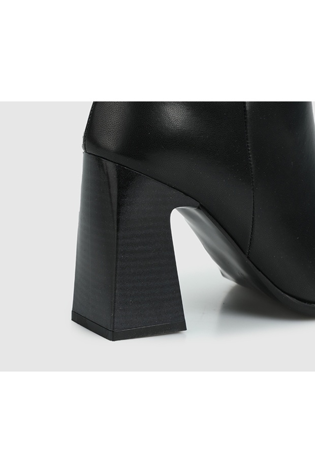 Siyah Kadın Bot - 5