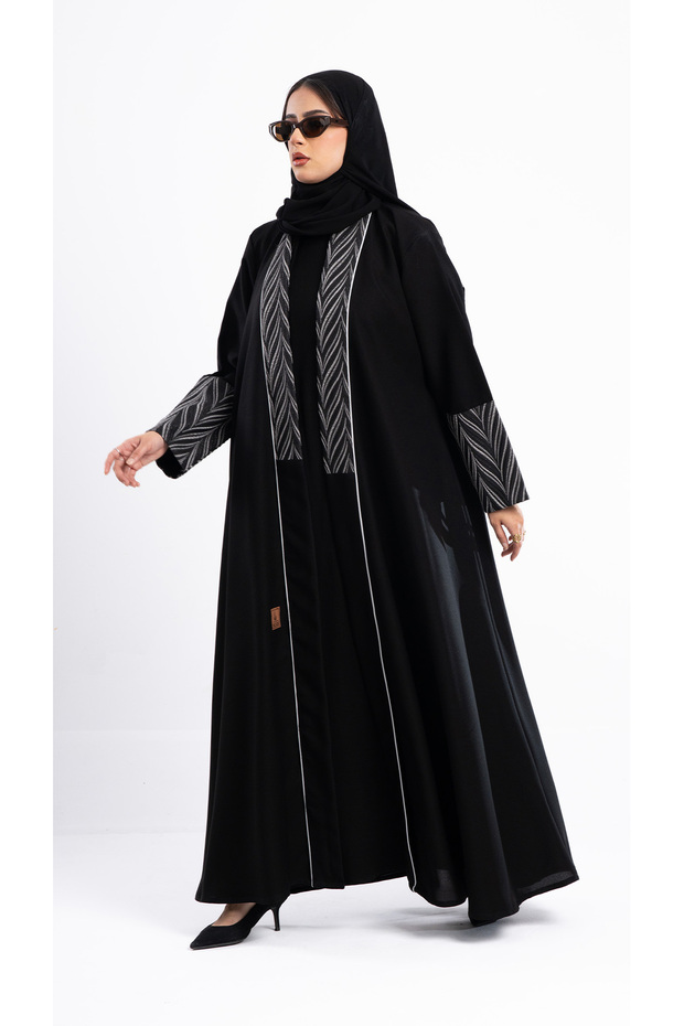 عباية نهى مزينة بقماش جاكار فضي مع قيطان