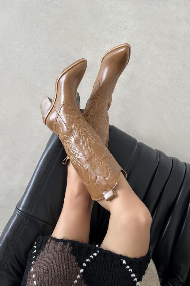 Ruby Kadın Nakış Detay Kırışık Deri Çizme CAMEL - 1