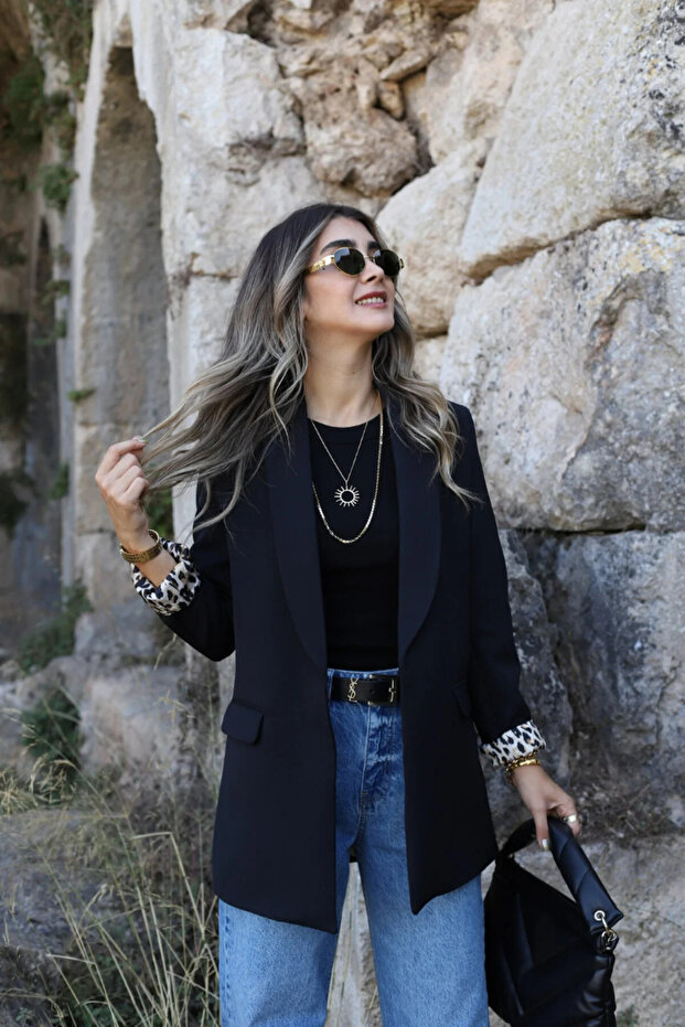 سترة نسائية بتفاصيل جلد الفهد وياقة شال