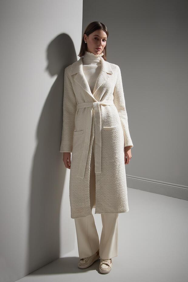 Kemer Detaylı Pullu Ekru Triko Kaban - 1