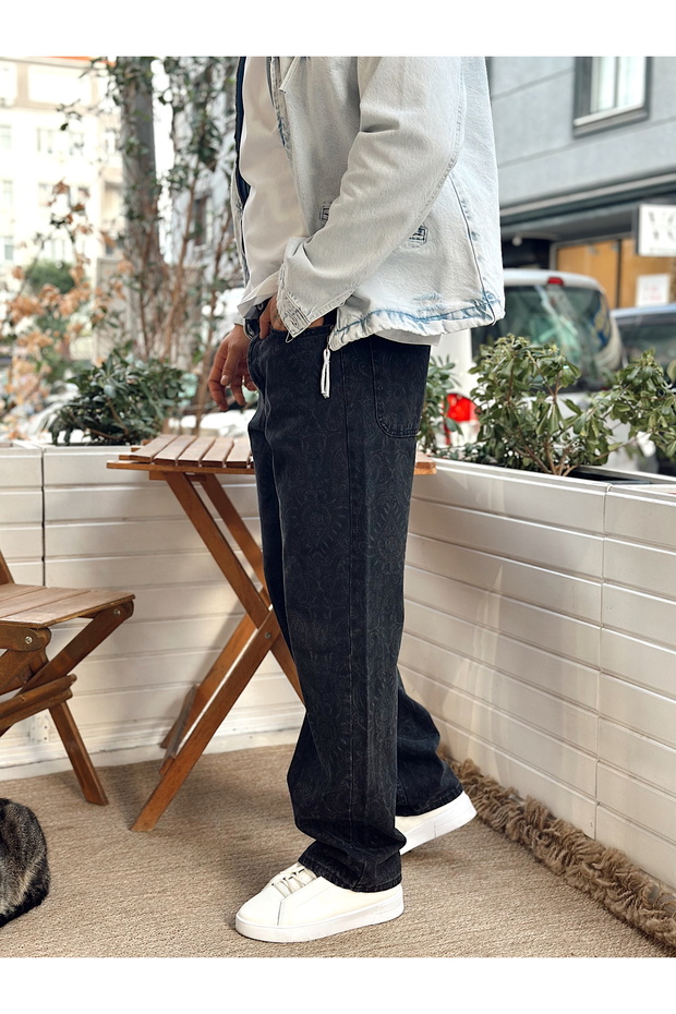 بنطلون جينز عادي منقوش باللون الأسود - 3