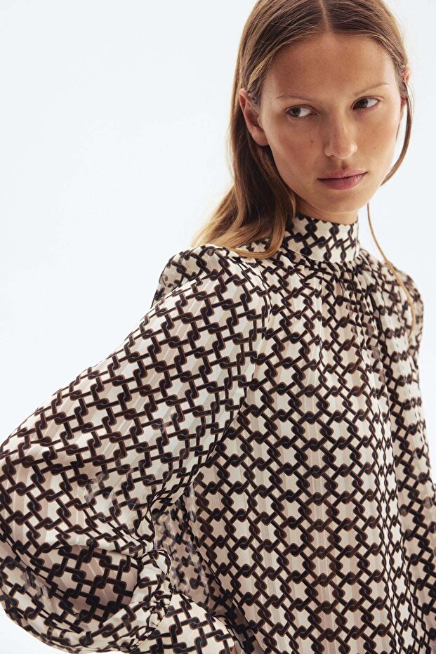 بلوزة بياقة قائمة - 1