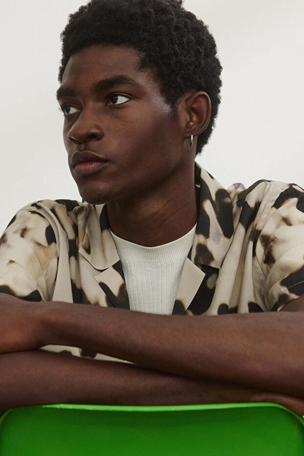 قميص منتجع بقصة عادية ومنقوش - 3