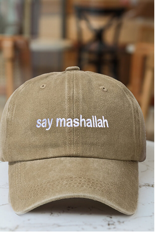 قبعة قديمة الطراز مطرزة بعبارة 'سُبِحَ اللَّه' (ما شاء الله)