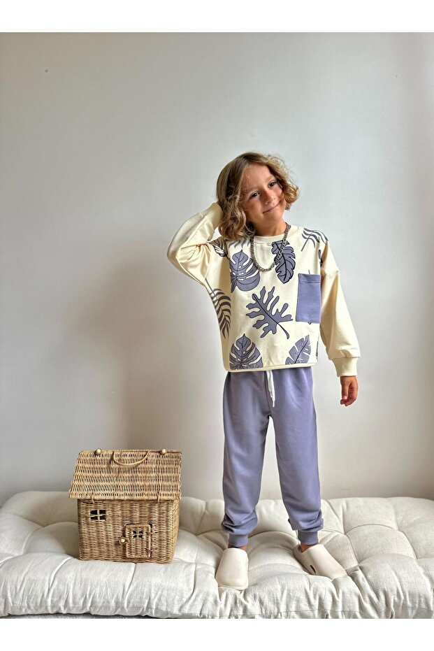 طقم مكون من قطعتين للأولاد باللون البيج والرمادي بنمط أوراق الشجر - 2