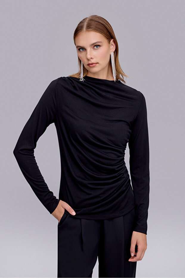 Büzgü Detaylı Siyah Örme Bluz - 1