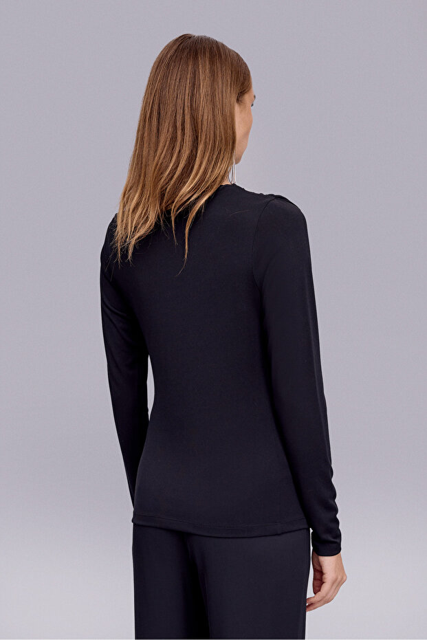 Büzgü Detaylı Siyah Örme Bluz - 4