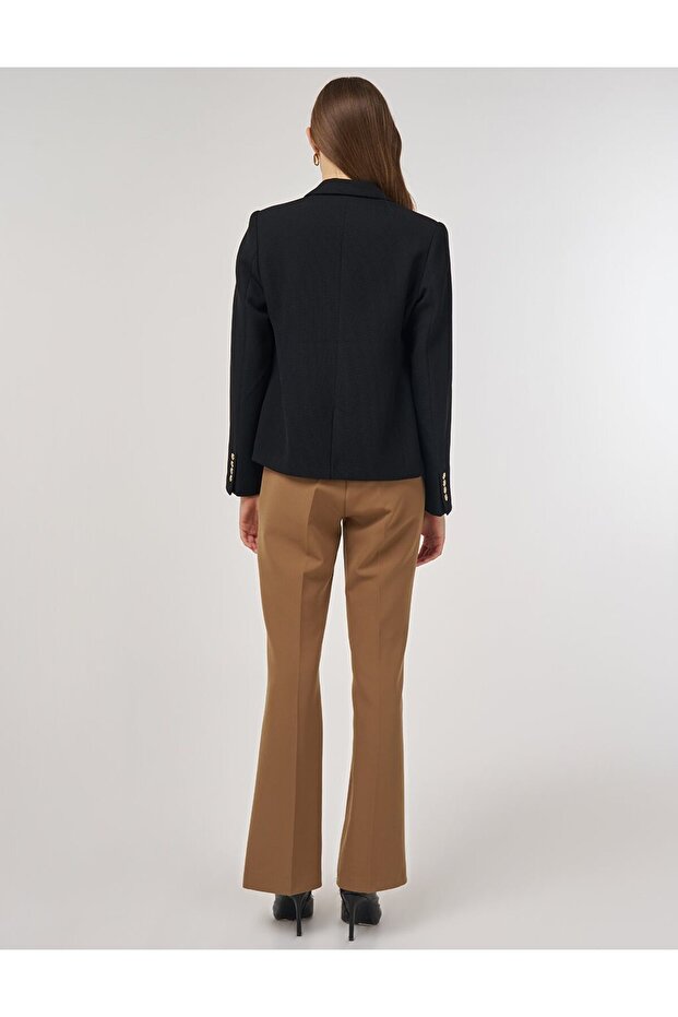 سترة بليزر بأزرار ذهبية باللون الأسود - 4