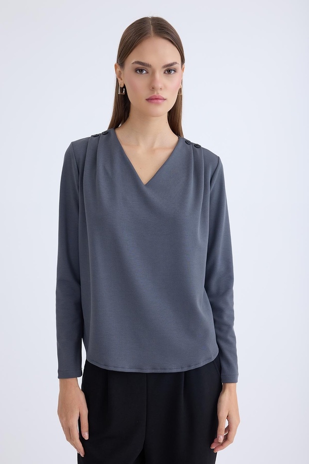 بلوزة بأكمام طويلة وأزرار على الكتف وياقة على شكل حرف V - 1