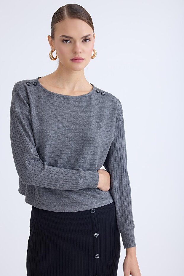 بلوزة بياقة واسعة وأزرار على الكتف - 3