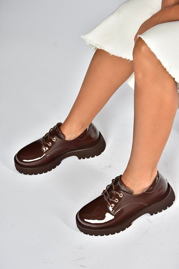 V820007108 Brown Patent Leather Thick Soled Classic Shoes