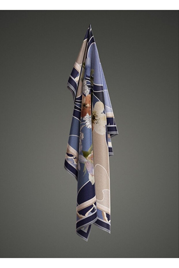 وشاح كريستالي لامع بنمط باتيك مزهر - 2