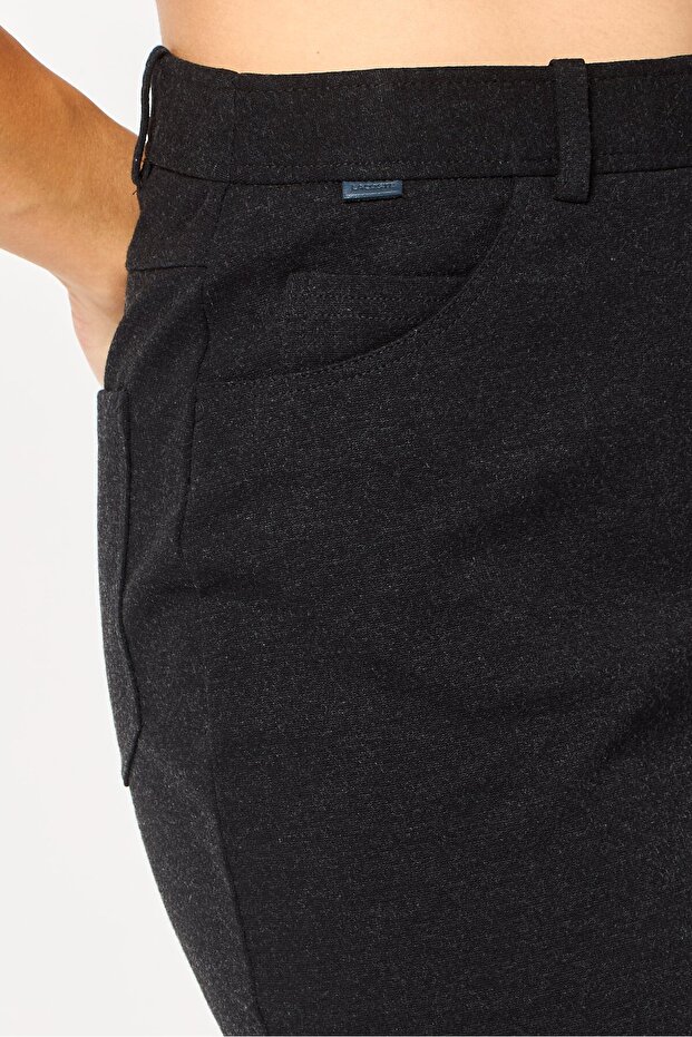 تنورة قصيرة سادة للنساء، باللون الأسود - 3