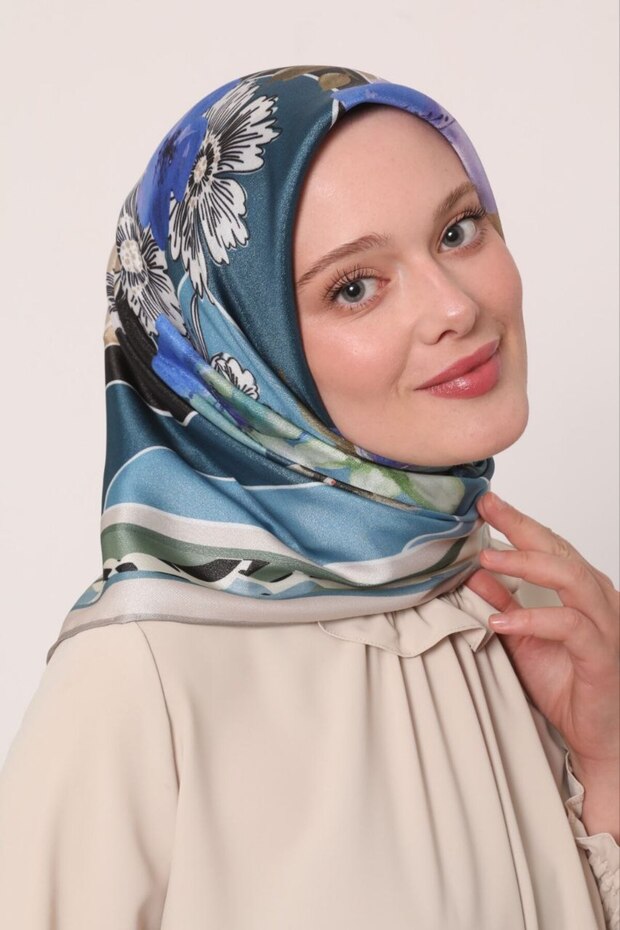 وشاح كريستالي لامع بنمط باتيك مزهر